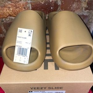 🔥🔥AUTHENTIC YEEZY SLIDES🔥🔥